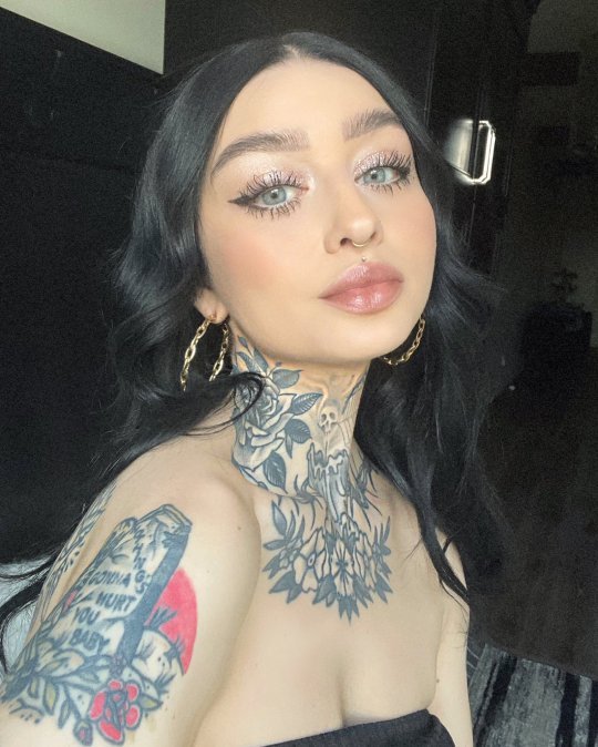 Sandra (20) Single mit Tattoos will per WhatsApp flirten